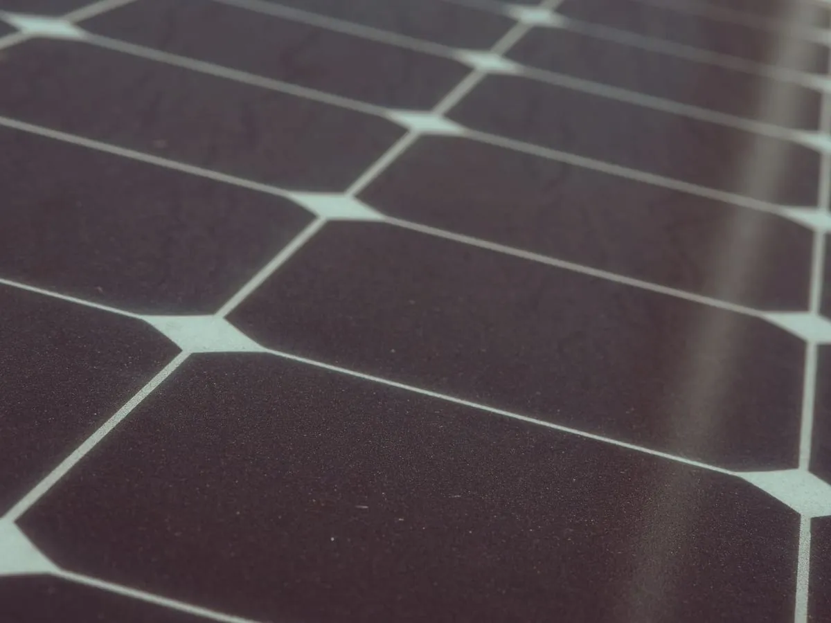 Primer plano de las celdas de un panel solar