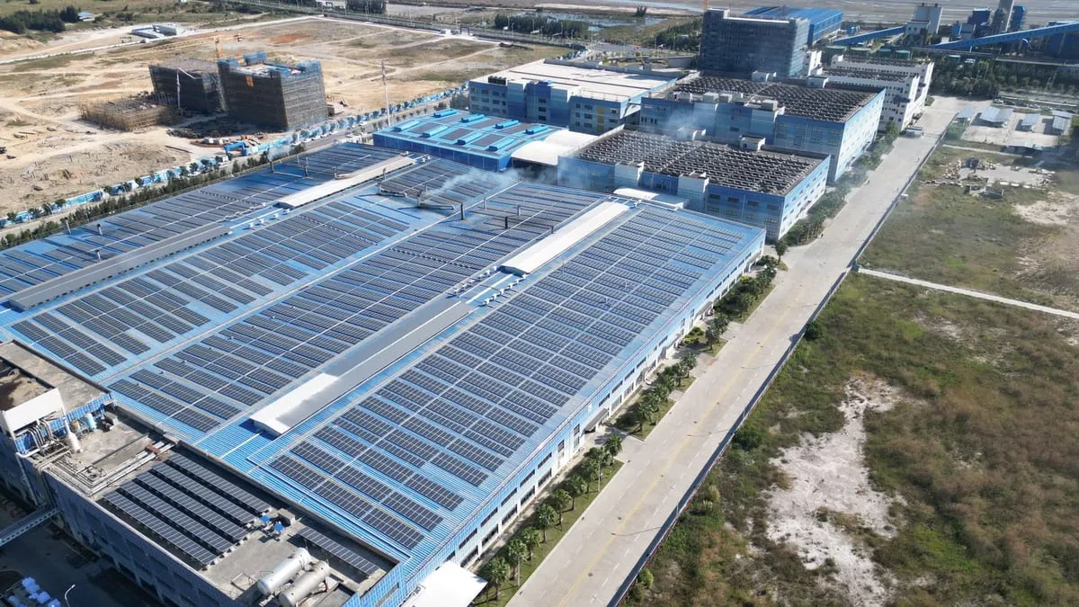 Vista aérea de paneles solares instalados sobre la nave de un edificio industrial